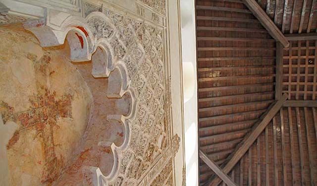 arquería en la sala de oración de la sinagoga