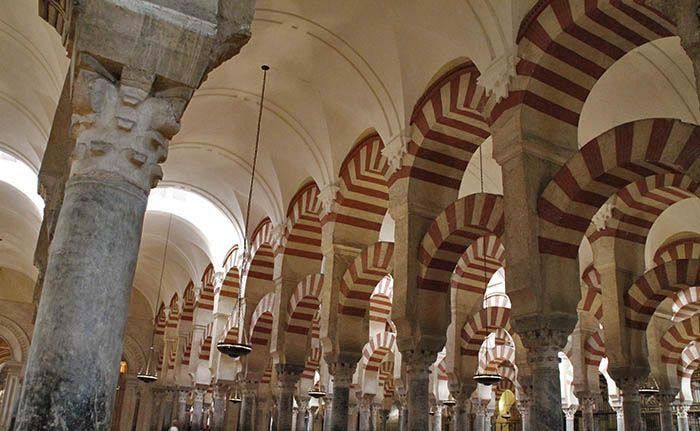 Columnas y arcos de la mezquita catedral de Córdoba