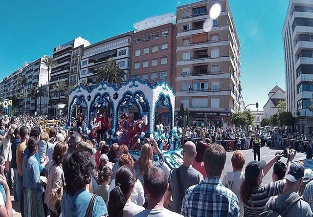 carruaje recorriendo el centro de Córdoba en la batalla de las flores