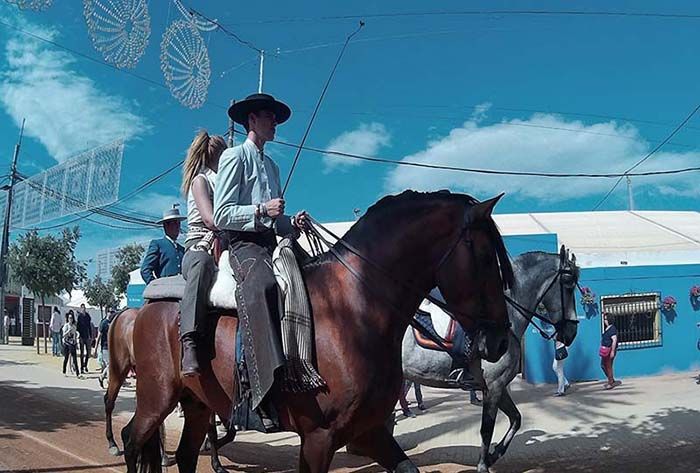 Pareja cabalgando en la Feria de Córdoba