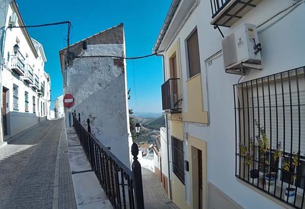 una bonita calle en espejo, cordoba
