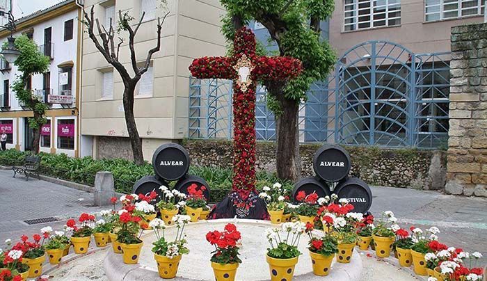 Cruz de Mayo junto a la torre de la Malmuerta