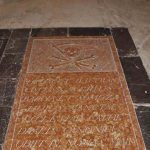 Una de la tumbas ubicada en el suelo de la Mezquita