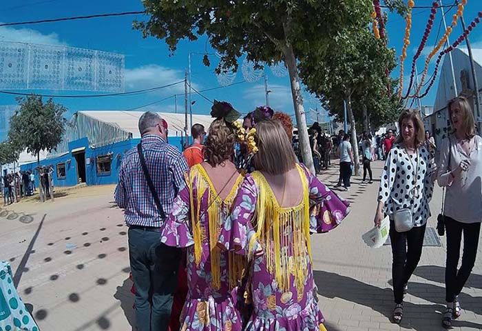 Gente paseando por la Feria de Córdoba