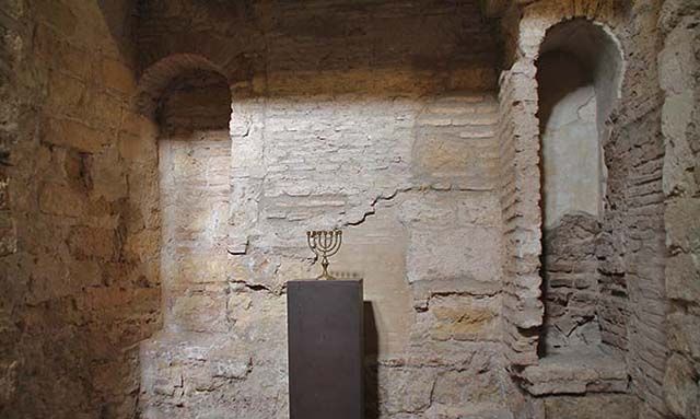 pedestal en el muro de oración de la sinagoga
