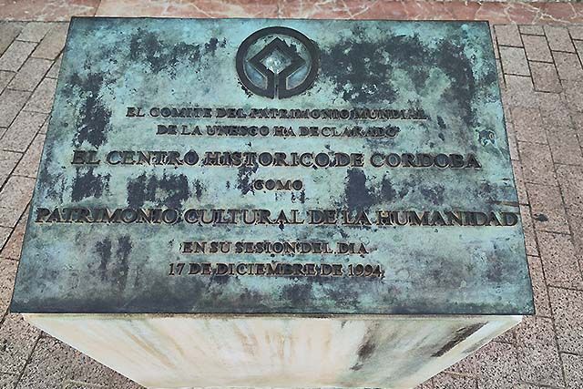 Cartel de la Unesco otorgando a Córdoba el premio de Ciudad Patrimonio de la Humanidad
