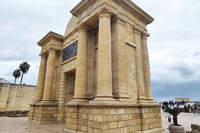 Puerta del puente romano de Córdoba