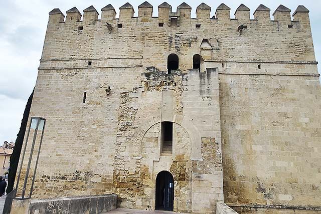 Entrada de la torre de la Calahorra