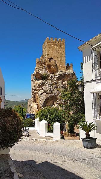 calle de Zuheros con el castillo al fondo