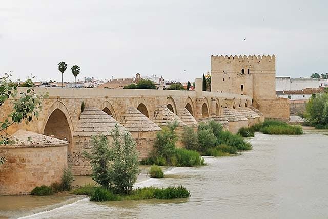 arcos del puente romano vistos de cerca