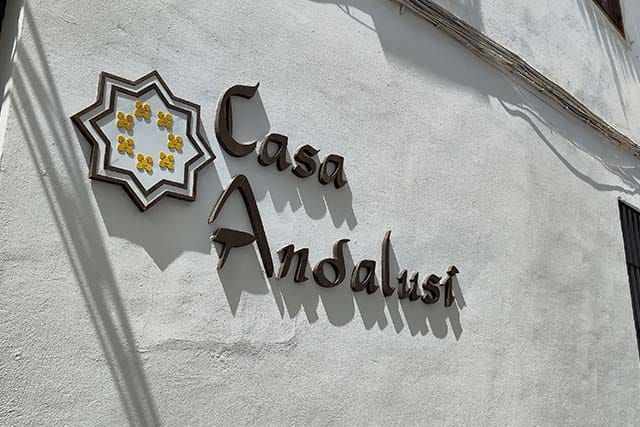 Cartel en la entrada de la Casa Andalusí de Córdoba