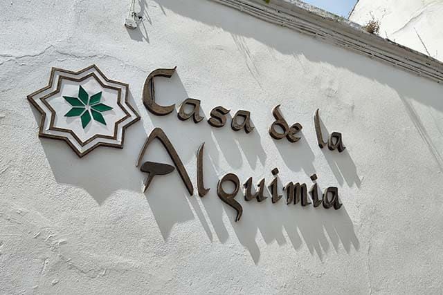 fachada con el cartel de la casa de la alquimia