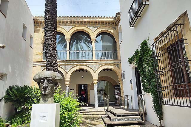 patio interior del museo taurino con la estatua de Manolete