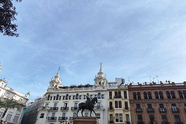 plaza de las Tendillas con vistas de la estatua y el palacio Colomera