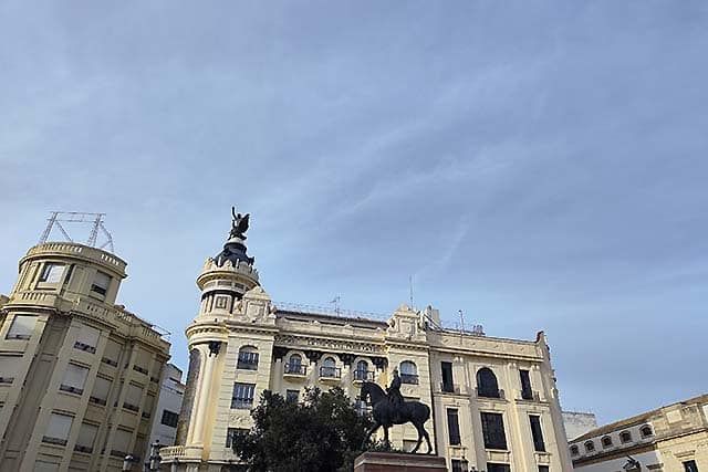plaza de las Tendillas con la estatua y el edificio de la Unión y el Fénix