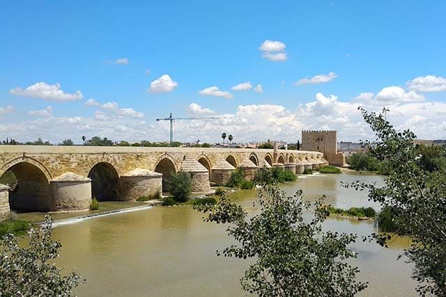 vista lateral del puente romano de Córdoba y el río Guadalquivir