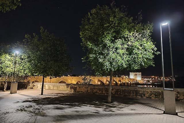 vistas del puente romano de noche