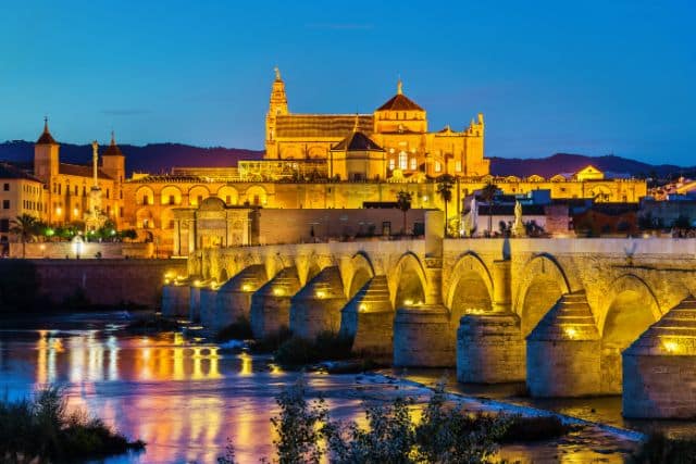 vistas nocturnas del puente romano y la mezquita de Córdoba
