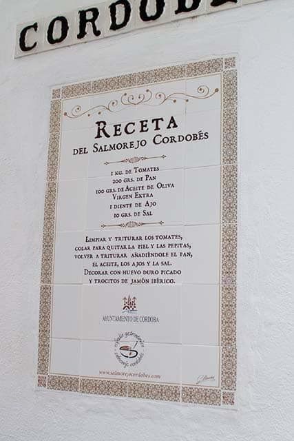 placa de la receta del salmorejo en la calleja del salmorejo cordobés