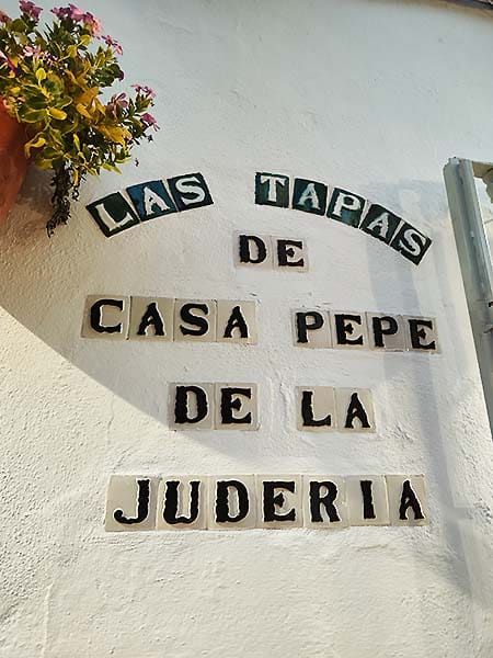 Letrero en la entrada de Casa Pepe de La Judería