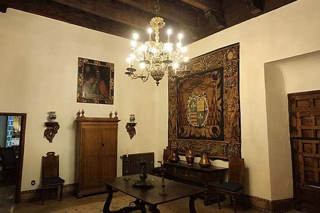uno de los salones del palacio de Viana