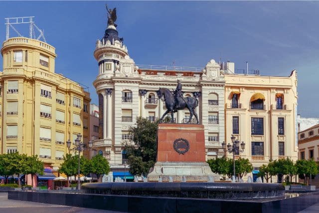 fuente de la plaza de Las Tendillas con la estatua coronando