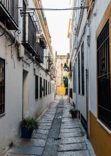 calle estrecha en el barrio de la judería de Córdoba