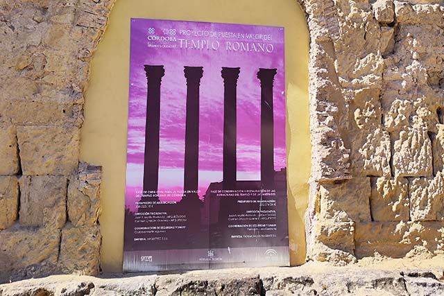 cartel anunciando el proyecto de remodelación del templo romano de Córdoba