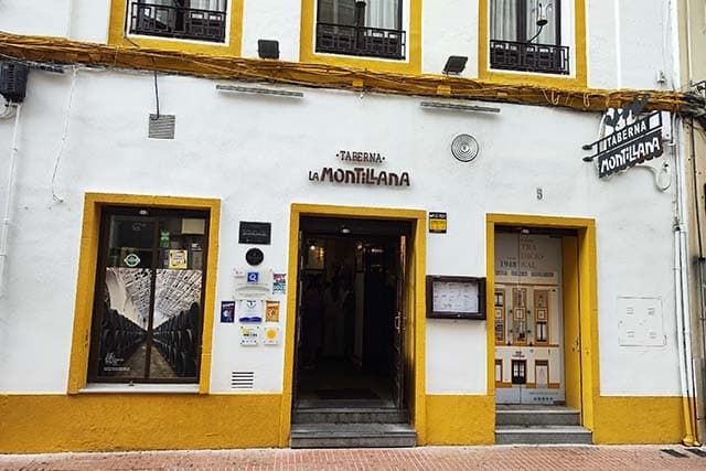 entrada de la taberna La Montillana