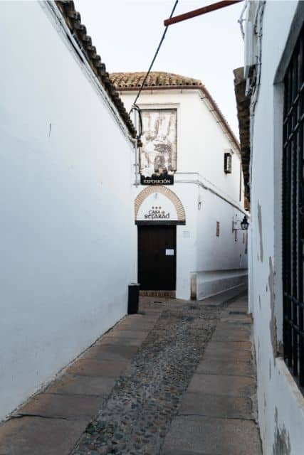 estrecha calle de la Judería con la Casa de Sefarad al fondo