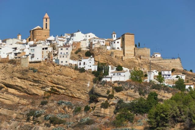 Vistas del castillo de Iznájar en lo alto de la colina