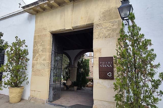 entrada al palacio de Viana