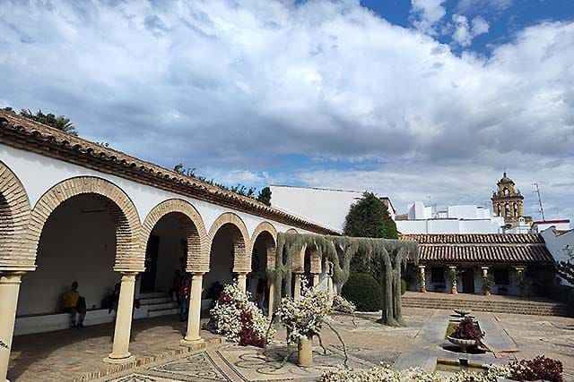 uno de los patios del palacio de Viana