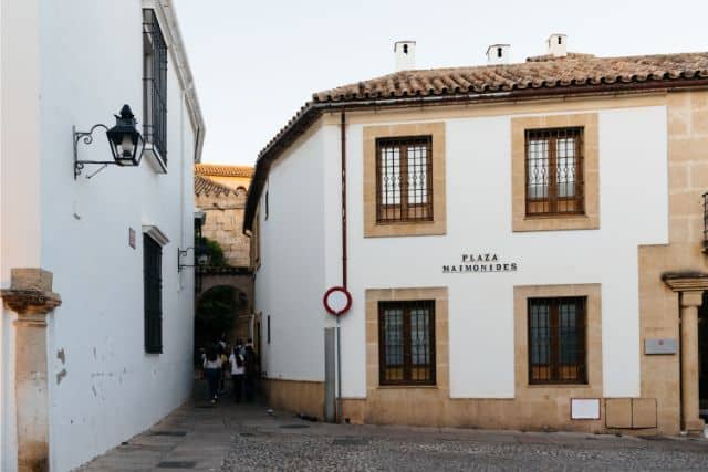 plaza de Maimónides en el barrio de la Judería de Córdoba