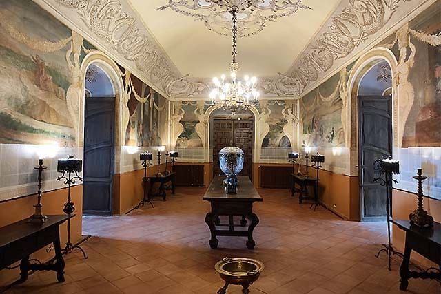 Salón de Tobías con el tibor de porcelana en el centro (Palacio de Viana)