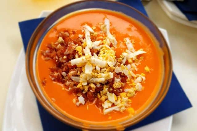salmorejo cordobés con huevo y jamón serrano