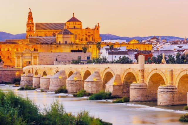 Vistas panorámicas del Puente Romano y la Mezquita de Cordoba
