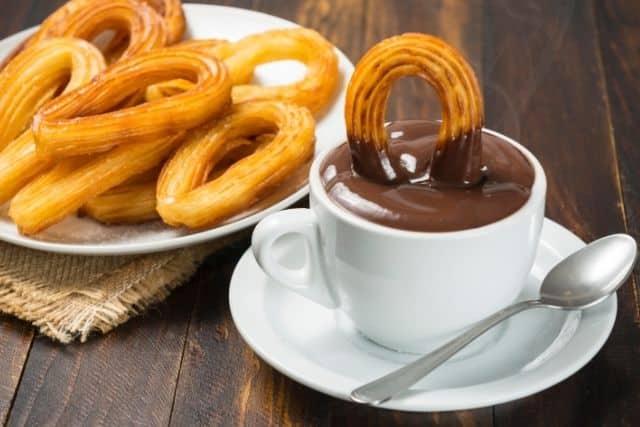 platos de churros con chocolate caliente