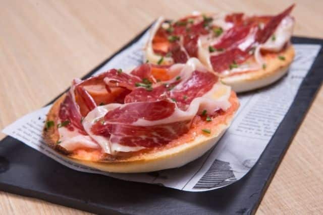 desayuno típico cordobés de tostada de pan con tomate, aceite de oliva y jamón ibérico