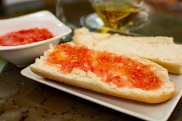 tostada de pan con aceite de oliva y tomate rallado