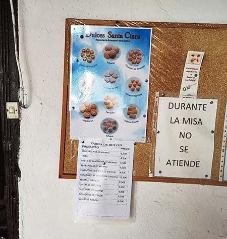 cartel con todos los dulces que se venden en el convento de Santa Cruz