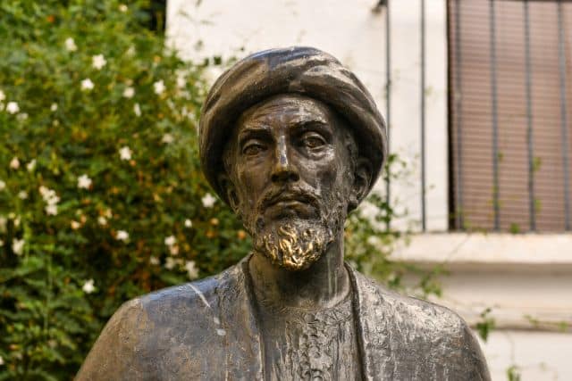 estatua de Maimónides en Córdoba