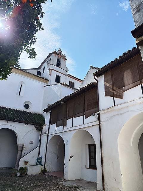 patio y fachada del convento de Santa Cruz en Córdoba