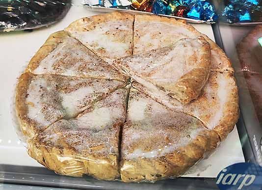 pastel cordobés en el escaparate de una pastelería de Córdoba