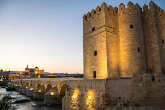 puente romano de Córdoba al atardecer