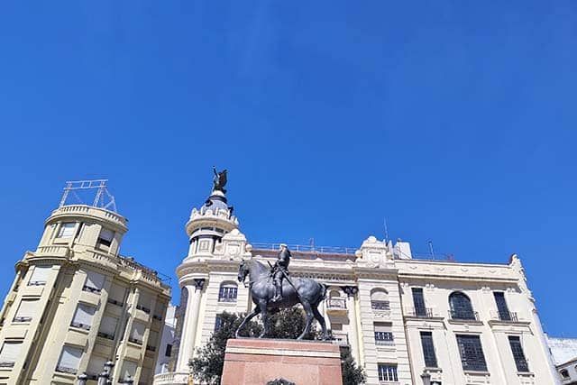 edificio de la Unión y el Fénix y estatua del Gran Capitán en la plaza de las Tendillas de Córdoba