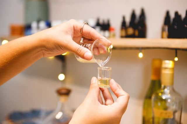 persona creando un perfume con azahar