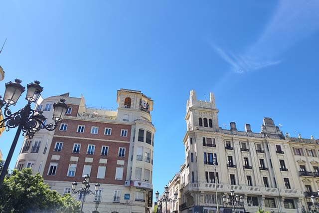 edificio del reloj de la plaza de Las Tendillas a la izquierda de la imagen