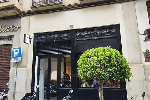 entrada al local C Coffee en Córdoba