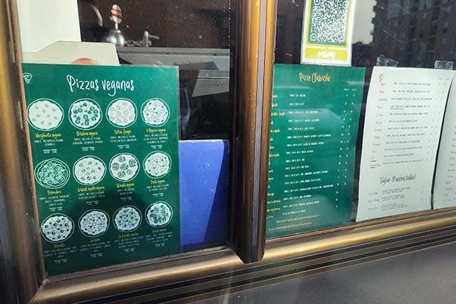 cartel con pizzas veganas a la entrada del restaurante Verde Rucola de Córdoba